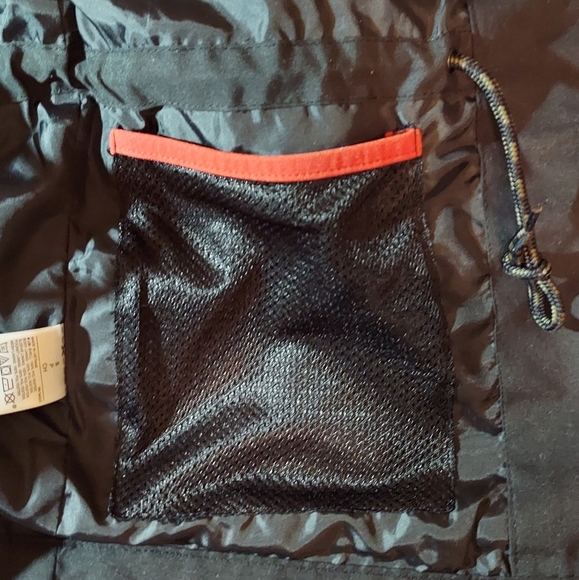 NWOT mens Old Navy lightweight jacket with hood and lots of pockets - Picture 10 of 12